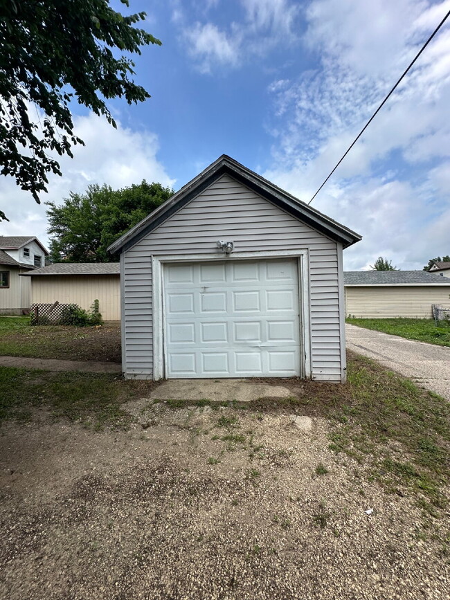 Building Photo - 1217 Oak St