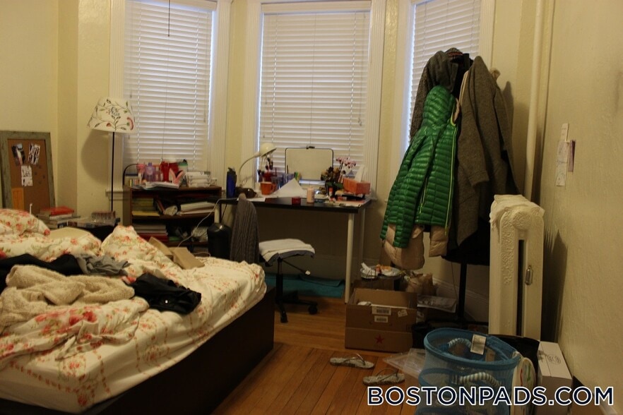 Building Photo - 463 Park Dr