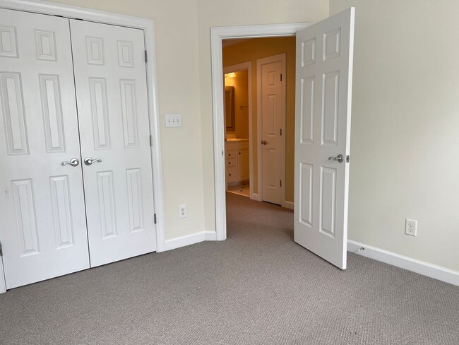 Building Photo - Spacious 3 Bed | 3.5 Bath End Unit Townhom...