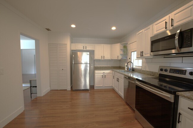 Building Photo - 717 N E St