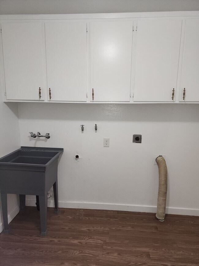 Building Photo - 3 Bedroom 2 Bathroom in court Near Somerse...