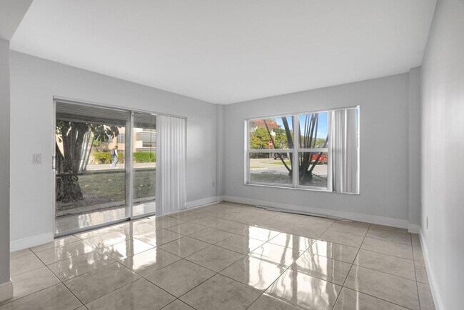 Building Photo - 4156 Inverrary Dr
