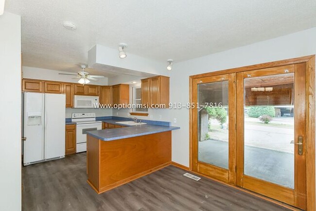 Building Photo - Towers 120- Spacious towhnhome!