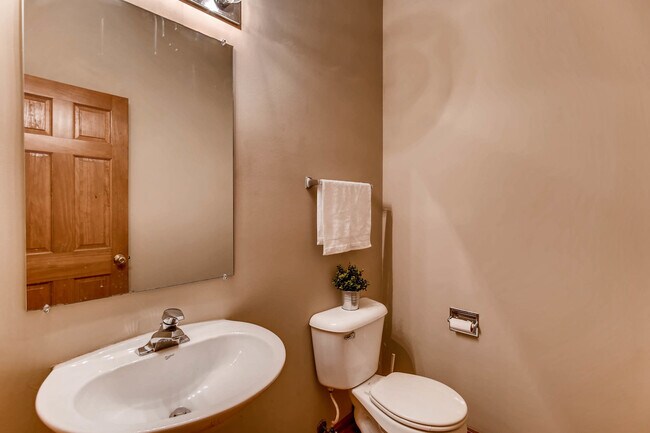 Building Photo - 961 Genesee Ct