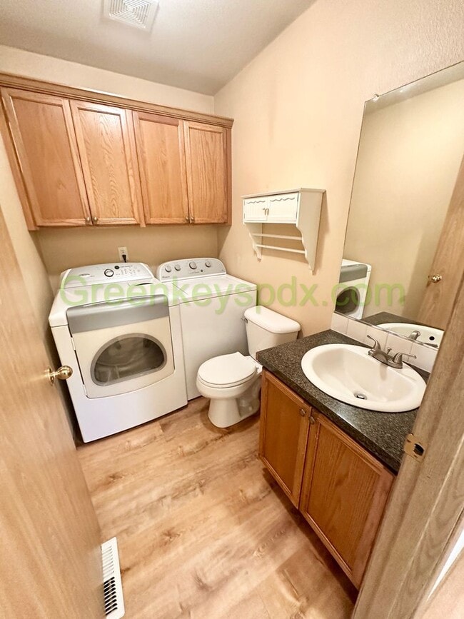 Building Photo - 3-Bedroom, 2-Bathroom Row House Near Alber...