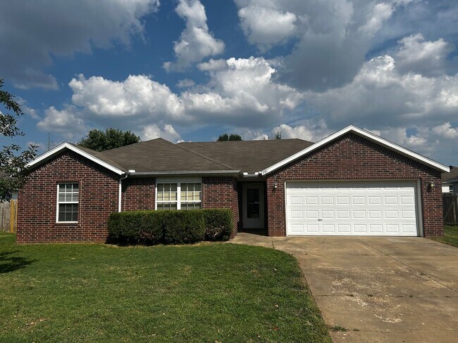 Building Photo - 4 bedroom 2 bath home available in Bentonville!