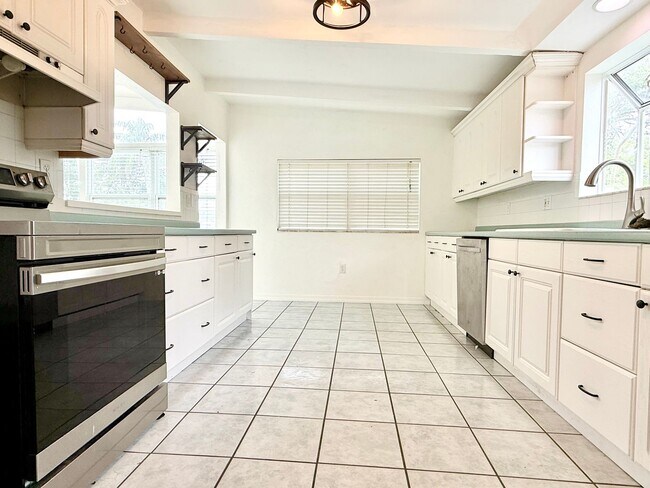Building Photo - Charming updated 3Bedrooms 1Bath Home in p...