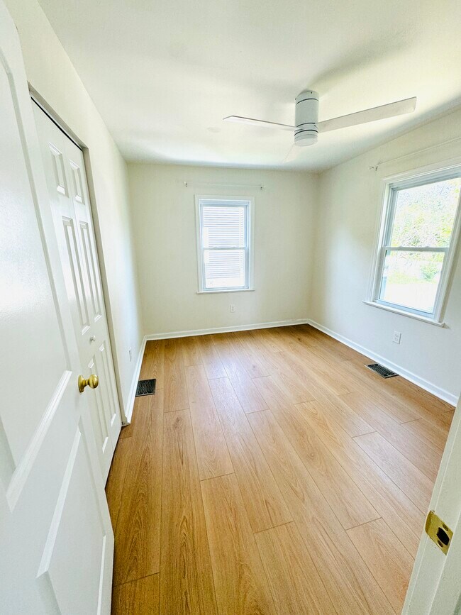 Building Photo - 404 S Horners Ln
