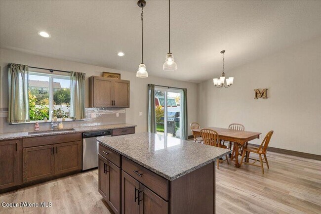 Building Photo - Beautiful home in Post Falls