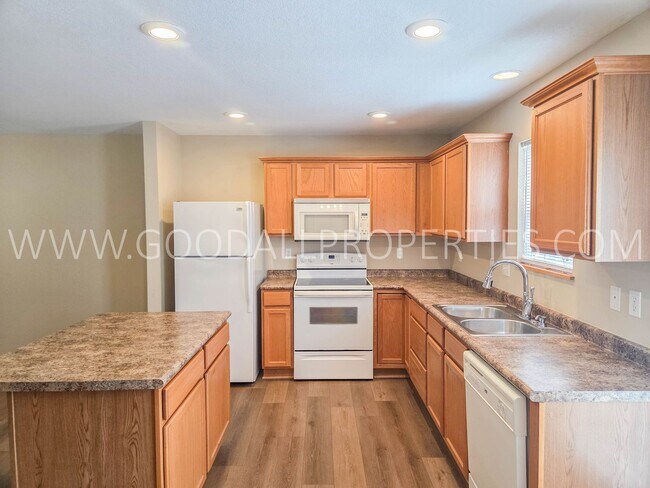 Building Photo - Summer Special! 2-Bedroom, 2.5-Bath Townhome in Urbandale with 2-Car Attached Garage