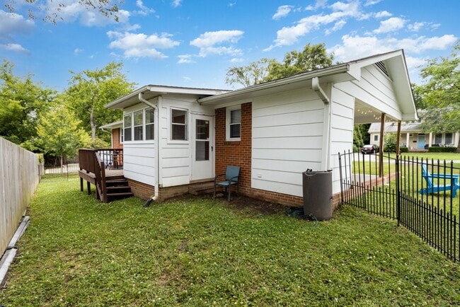 Building Photo - 205 Sunset Dr