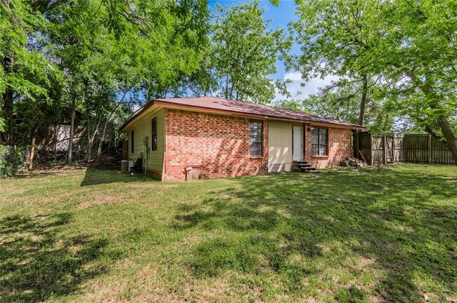Building Photo - 610 Normal Park Dr