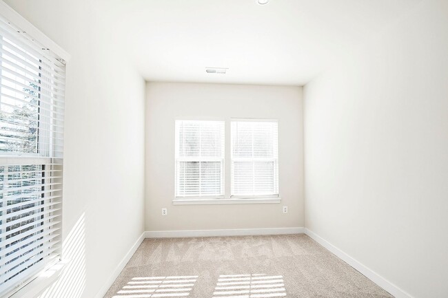 Building Photo - Move-In Ready End-Unit Townhome in Forest Lakes North