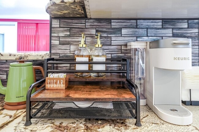 Building Photo - 2531 NE 47th St