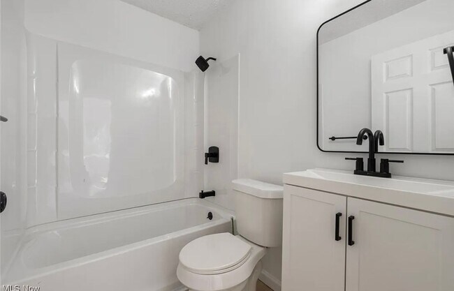 Building Photo - Beautiful 3 Bedroom Mentor Home