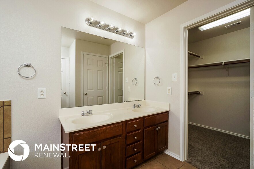 Building Photo - 12051 Texana Cove