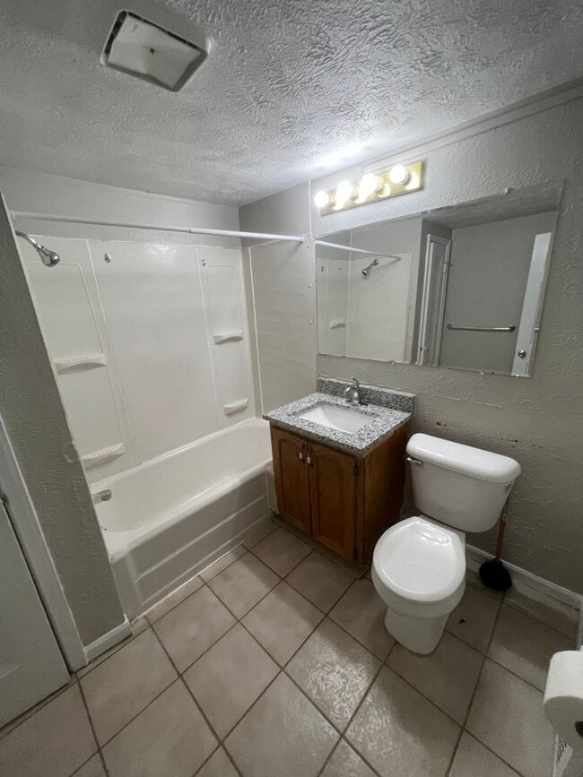 Building Photo - Large 2 bed 1 bath Duplex in Dundee!