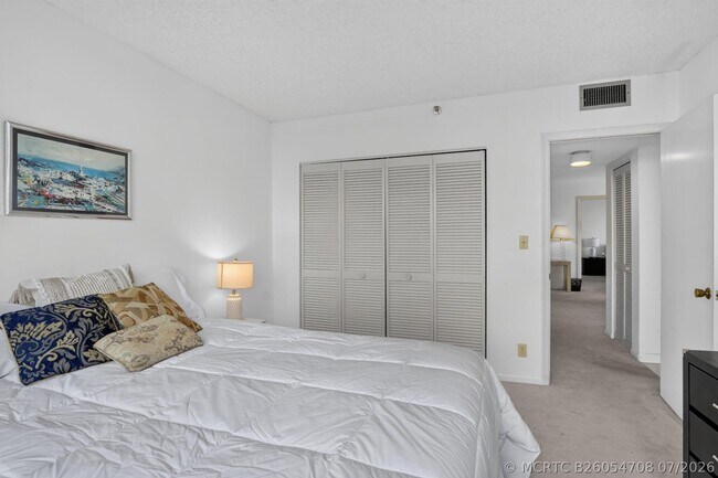 Building Photo - 6895 Willow Wood Dr