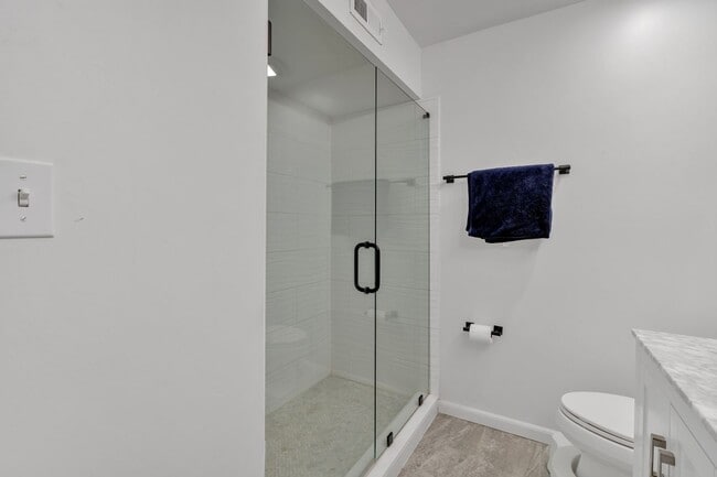 Building Photo - 25109 Plantation Dr NE