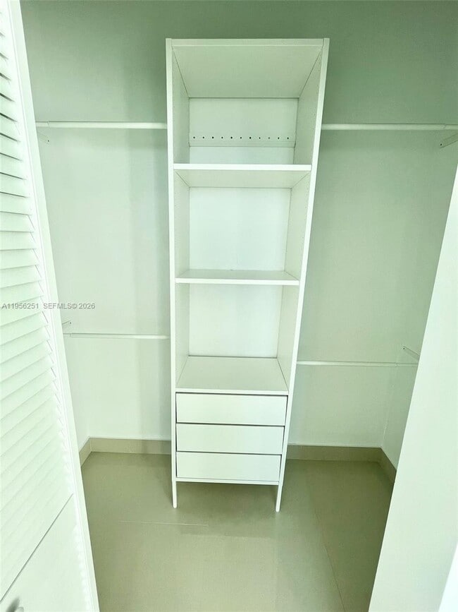 Building Photo - 950 Brickell Bay Dr