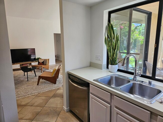 Building Photo - 2501 N Indian Canyon Dr