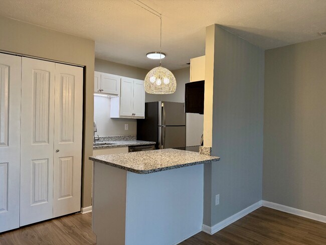 Building Photo - 1128 Southwood Dr