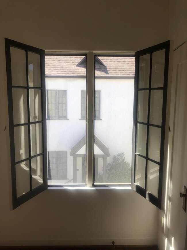 Building Photo - 81 N Catalina Ave