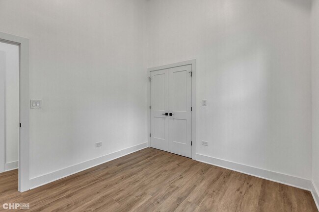 Building Photo - 4731 N Western Ave