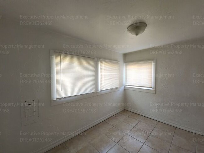 Building Photo - Move in ready. 3 bedrooms/ 1.5 bath, yard,...