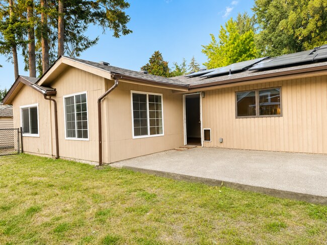 Building Photo - Beautifully Remodeled Home in Prime Kirkland Location | Designer Finishes | Spacious Layout | Top...