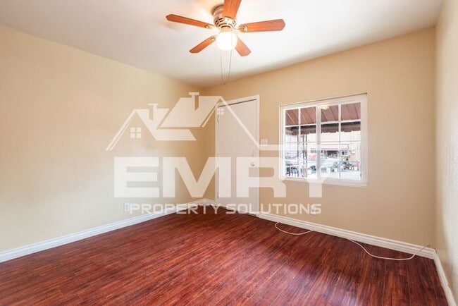Building Photo - 2 Bed 1 Bath Unit for Rent in East Los Angeles Parking Available