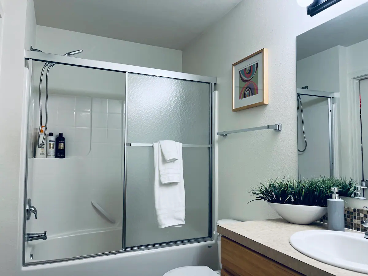 2 full tub/shower baths upstairs - 1747 Vela Ln SW