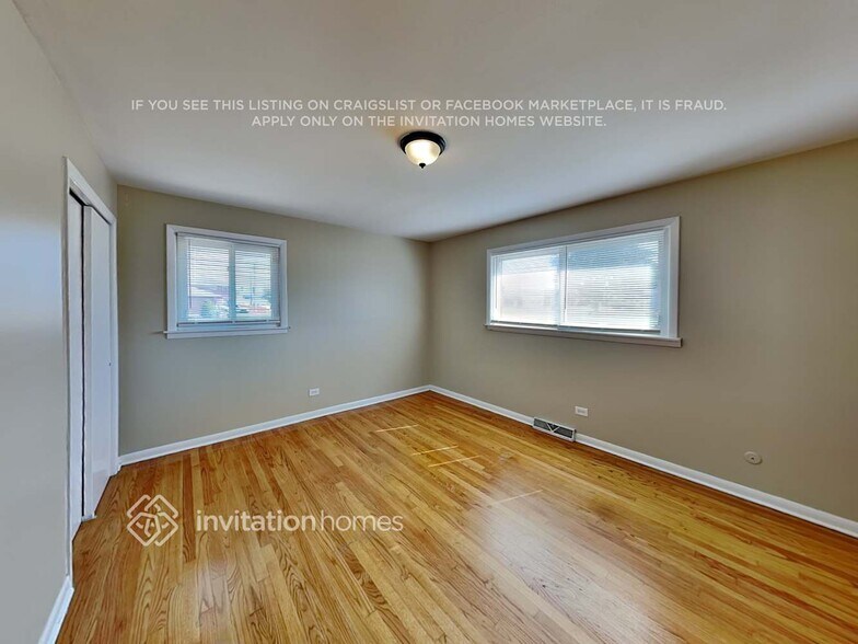 Building Photo - 7648 S Oconto Ave