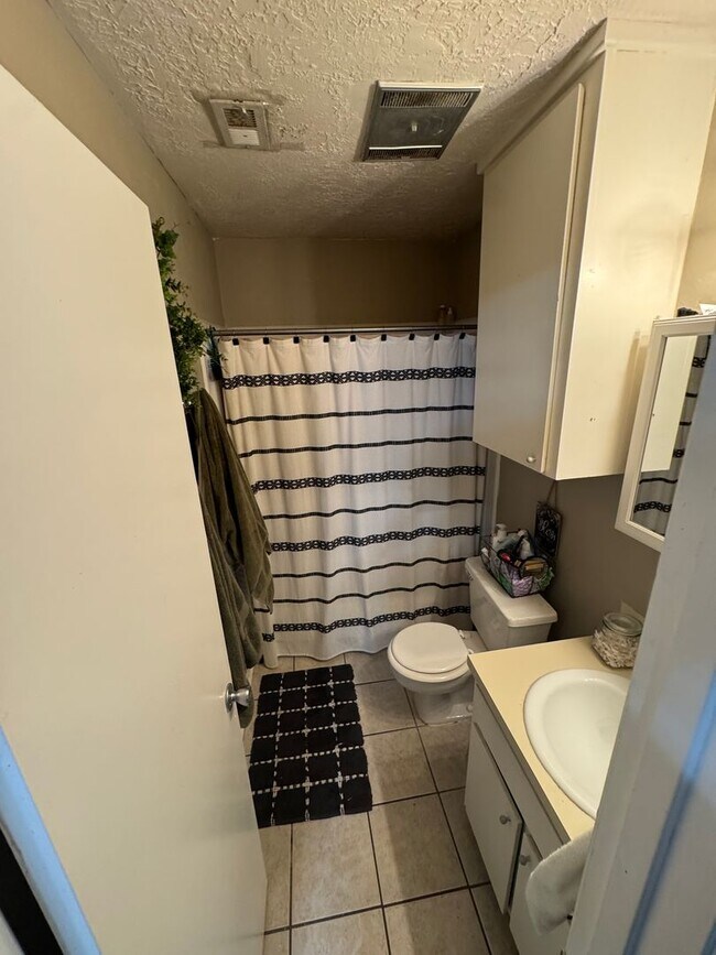 Building Photo - 2504 Hickory Dr