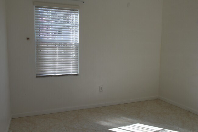 Building Photo - 311 Hollis Dr