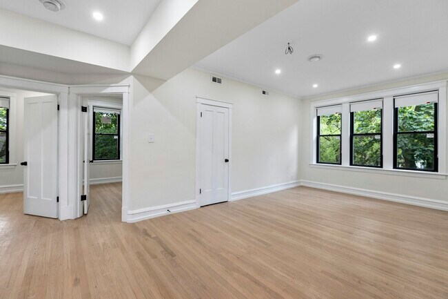Building Photo - 4636 N Hamilton Ave