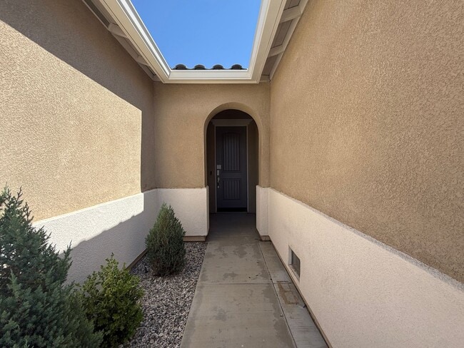 Building Photo - Rosamond 4 Bedroom + 3 Bathroom !