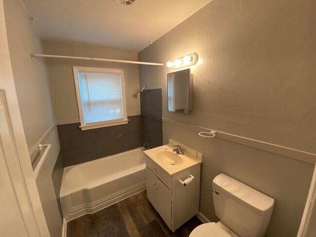 Building Photo - $795- 2 bed 1 bath - Spacious Duplex