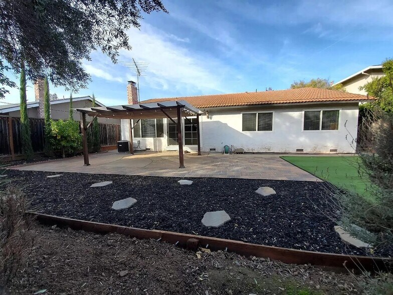 Building Photo - 1626 Canna Ln