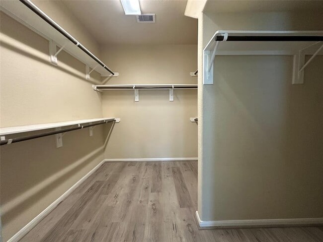 Building Photo - 15610 Whisper Woods Dr