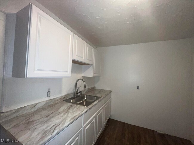 Building Photo - 5466 S Ridge Rd