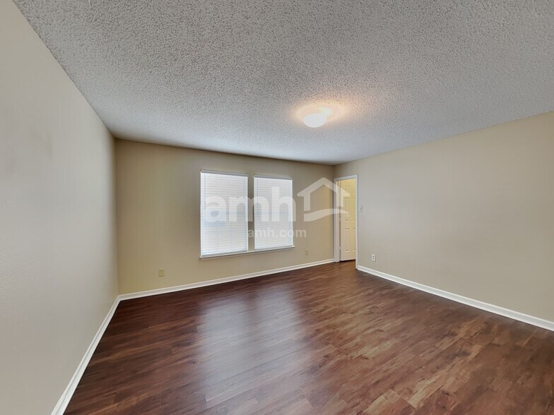 Building Photo - 10798 Cyrus Dr