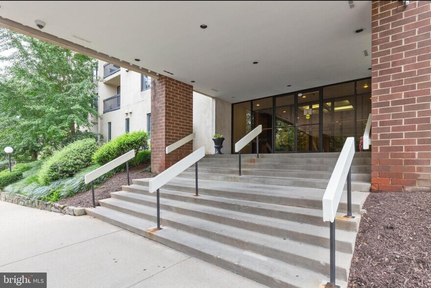 Lobby entrance - 6300 Stevenson Ave