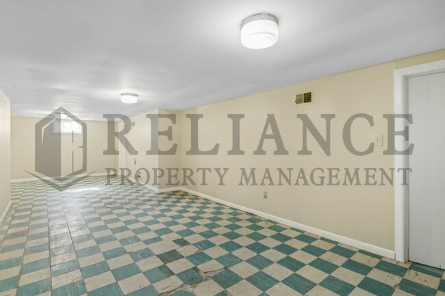 Building Photo - 1701 N Floberta Rd