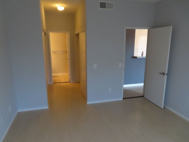 Building Photo - Two Bedroom Condo in the Heart of Mission Valley