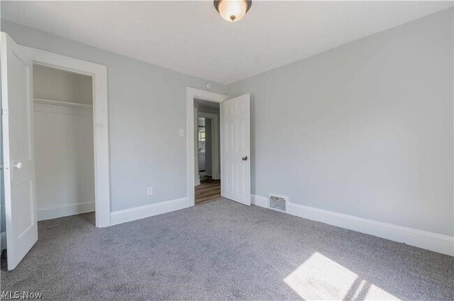 Building Photo - 897 Peckham St