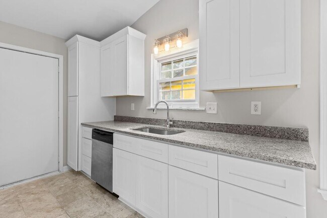 Building Photo - 1042 Mainstreet Lake Dr