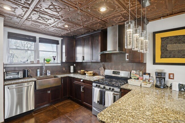 Building Photo - 375 Hawthorne Terrace