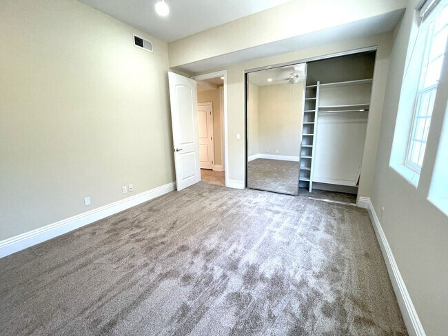 Building Photo - Beautiful 3 bedroom detached townhome with...