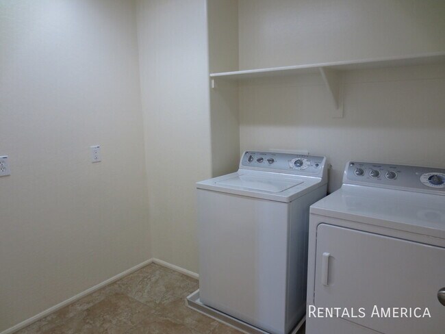 Building Photo - 890 E Doral Ct